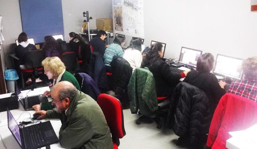 El Centro Guadalinfo de Puebla de Don Fadrique enseña a los usuarios la administración electrónica