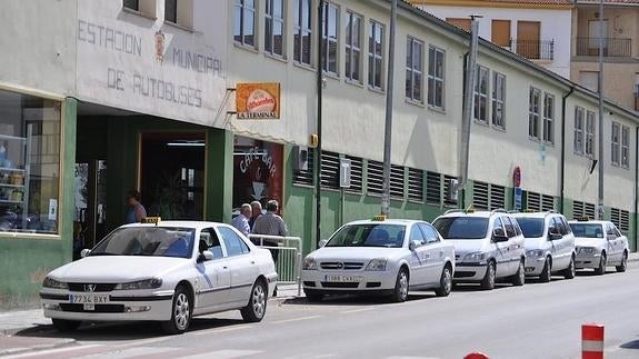 Aprobada la nueva ordenanza del taxi en Baza que obligará a la tarificación con taxímetro