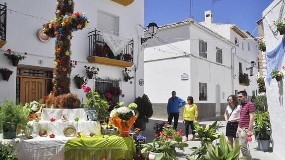 Treinta y tres cruces adornan las plazas y calles de Baza desde el 1 al 3 de mayo