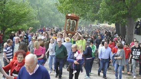Huéscar entregó las Santas Patronas a sus vecinos de Puebla de Don Fadrique
