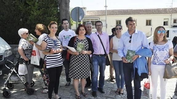 Participantes en la campaña informativa para denunciar la situación de los agricultores.