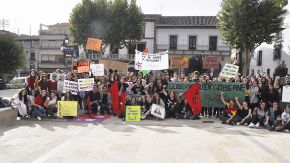 Medio millar de alumnos protestan en Baza contra la LOMCE