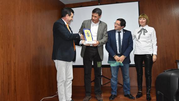 Baza recibe el premio al municipio con más inversión en bienestar social