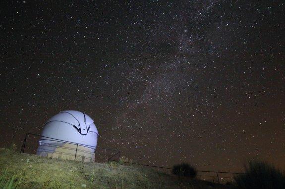 Imagen del observatorio de La Sagra en una noche estrellada. 
