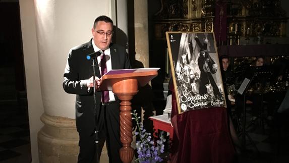 Pedro Carrión exalta el cartel oficial de la Semana Santa de Baza 2017