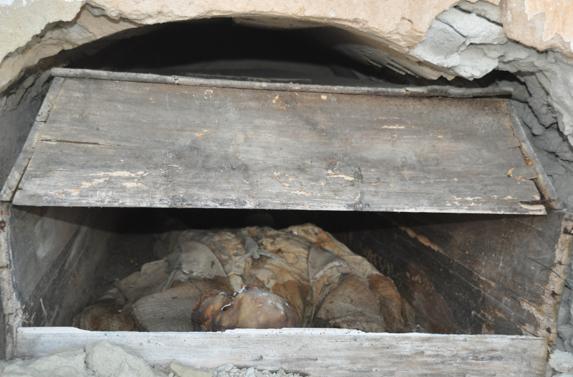 Vista parcial de un rincón del cementerio de Benamaurel, en completa ruina.