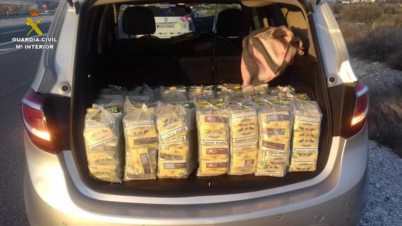 Le paran por exceso de velocidad en Cúllar y encuentran 12.000 euros en tabaco de contrabando