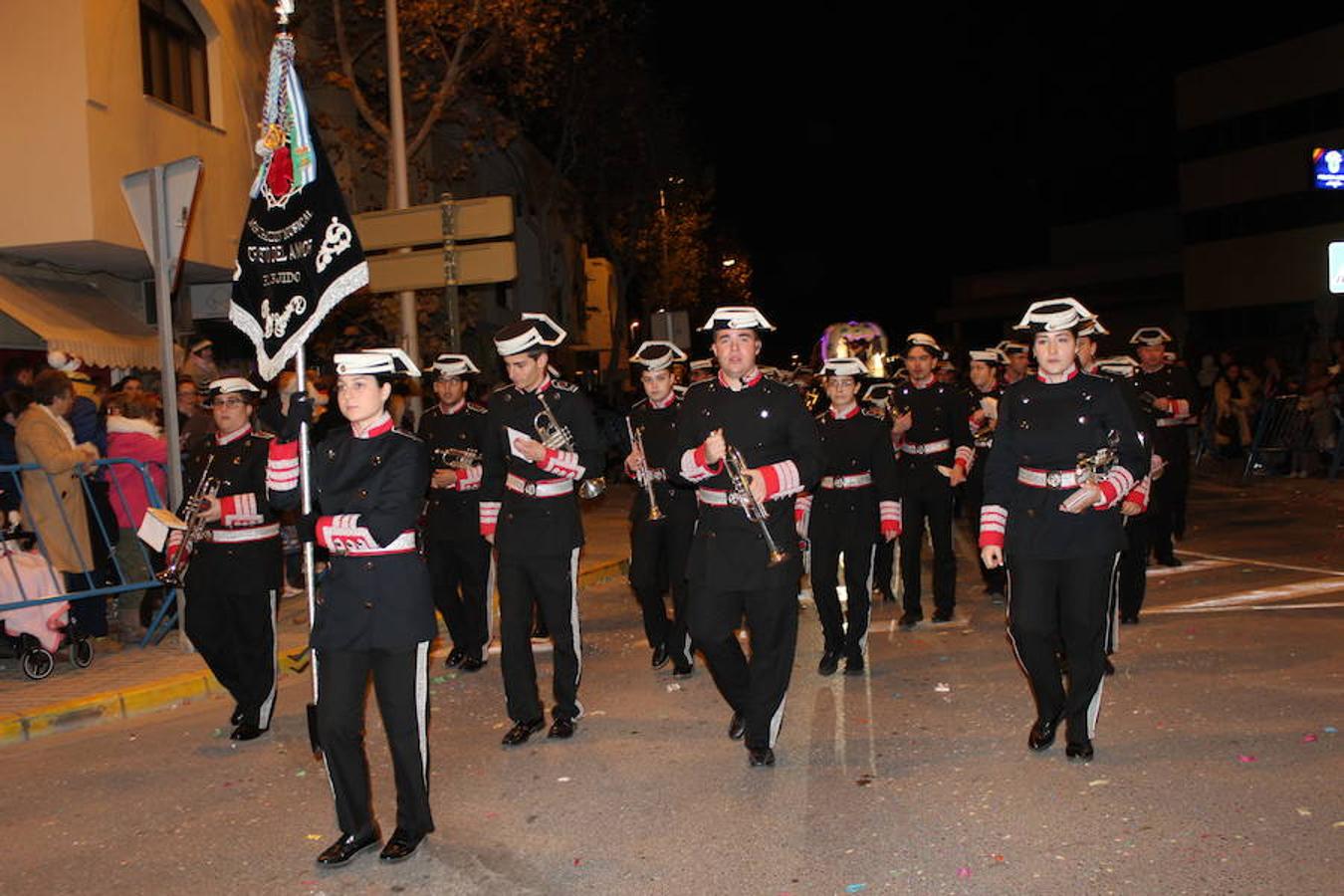 Miles de personas asistieron en la tarde noche de hoy a la Cabalgata de Reyes que desde las siete de la tarde y hasta pasadas las nueve de la noche recorrió el centro de El Ejido. Más de mil personas pusieron el color, la alegría, la magia y la música para que el numeroso público disfrutara.