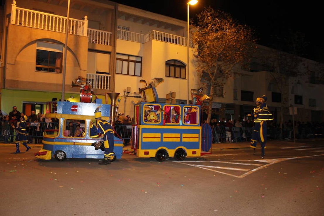 Miles de personas asistieron en la tarde noche de hoy a la Cabalgata de Reyes que desde las siete de la tarde y hasta pasadas las nueve de la noche recorrió el centro de El Ejido. Más de mil personas pusieron el color, la alegría, la magia y la música para que el numeroso público disfrutara.