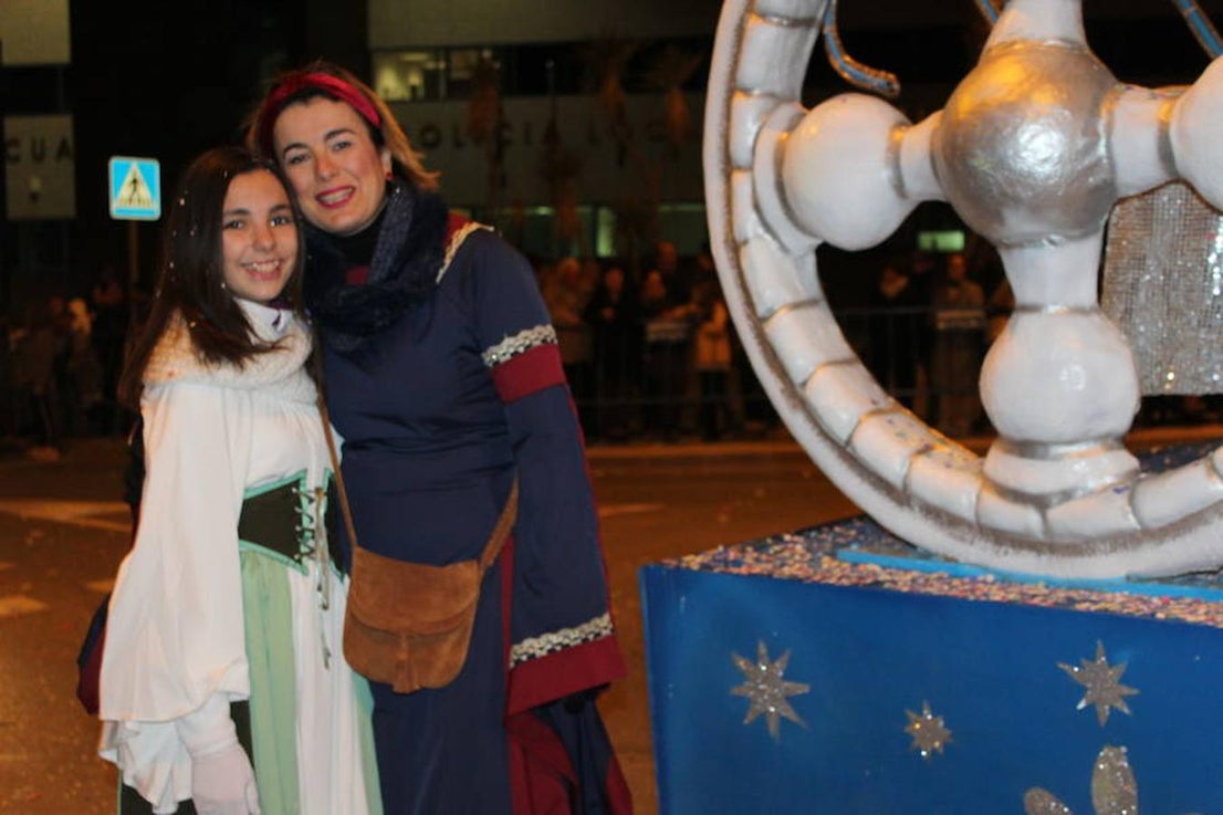 Miles de personas asistieron en la tarde noche de hoy a la Cabalgata de Reyes que desde las siete de la tarde y hasta pasadas las nueve de la noche recorrió el centro de El Ejido. Más de mil personas pusieron el color, la alegría, la magia y la música para que el numeroso público disfrutara.