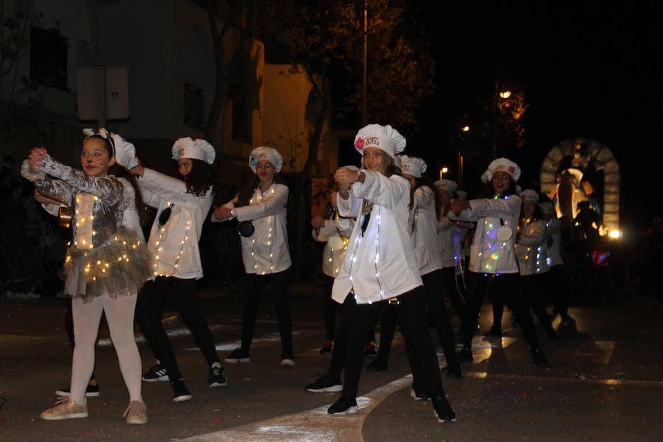 Miles de personas asistieron en la tarde noche de hoy a la Cabalgata de Reyes que desde las siete de la tarde y hasta pasadas las nueve de la noche recorrió el centro de El Ejido. Más de mil personas pusieron el color, la alegría, la magia y la música para que el numeroso público disfrutara.