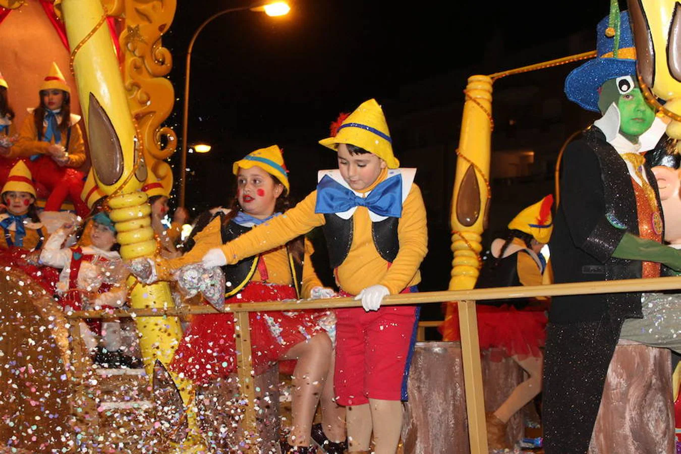 Miles de personas asistieron en la tarde noche de hoy a la Cabalgata de Reyes que desde las siete de la tarde y hasta pasadas las nueve de la noche recorrió el centro de El Ejido. Más de mil personas pusieron el color, la alegría, la magia y la música para que el numeroso público disfrutara.