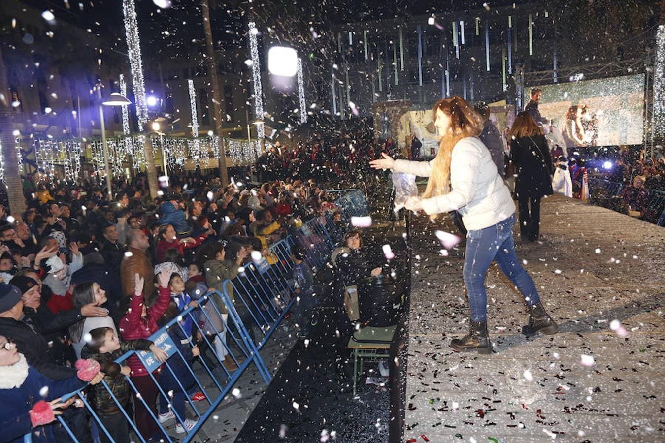 Miles de personas asistieron en la tarde noche de hoy a la Cabalgata de Reyes que desde las siete de la tarde y hasta pasadas las nueve de la noche recorrió el centro de El Ejido. Más de mil personas pusieron el color, la alegría, la magia y la música para que el numeroso público disfrutara.