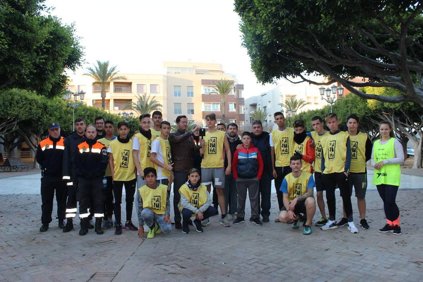 Cientos de personas se dieron cita anoche en San Agustín para disfrutar de su tradicional fiesta de San Anton. Hasta 15 hogueras se encendieron entorno a la principal, que se convirtió un año más en la más grande del Poniente. Una cita que fiel a su tradición se inició con el encendido de la antorcha en el núcleo de El Ejido desde donde doce jóvenes la llevaron corriendo hasta San Agustín y con ella se prendió fuego al San Antón.