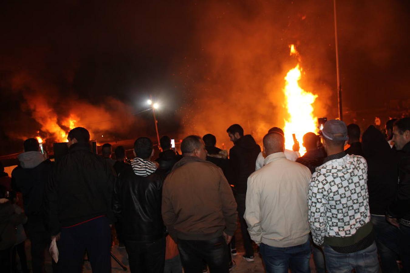 Cientos de personas se dieron cita anoche en San Agustín para disfrutar de su tradicional fiesta de San Anton. Hasta 15 hogueras se encendieron entorno a la principal, que se convirtió un año más en la más grande del Poniente. Una cita que fiel a su tradición se inició con el encendido de la antorcha en el núcleo de El Ejido desde donde doce jóvenes la llevaron corriendo hasta San Agustín y con ella se prendió fuego al San Antón.