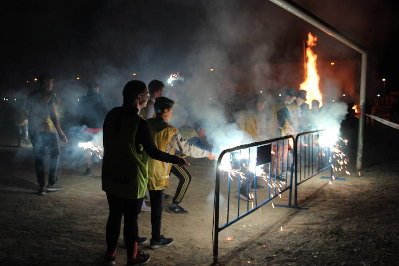 Cientos de personas se dieron cita anoche en San Agustín para disfrutar de su tradicional fiesta de San Anton. Hasta 15 hogueras se encendieron entorno a la principal, que se convirtió un año más en la más grande del Poniente. Una cita que fiel a su tradición se inició con el encendido de la antorcha en el núcleo de El Ejido desde donde doce jóvenes la llevaron corriendo hasta San Agustín y con ella se prendió fuego al San Antón.