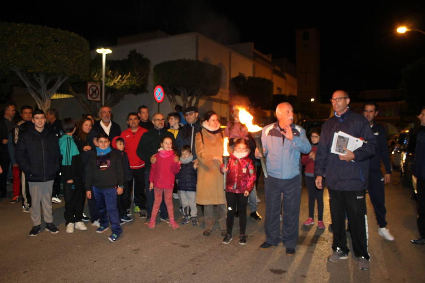 El núcleo urbano de Santa María del Águila vivió este pasado sábado su especial festividad de San Anton, que contó tanto con su parte religiosa como con un espacio para la fiesta, la convivencia y las tradiciones. En esta línea, a las cinco de la tarde arrancó la jornada con la concentración animales y mascotas en el parque municipal. A las seis y media se llevó a cabo su bendición en la puerta de la parroquia de la localidad y posteriormente arrancó el recorrido de la antorcha para acabar con el encendido de la gran hoguera de San Antón en una noche de fiesta y convivencia.