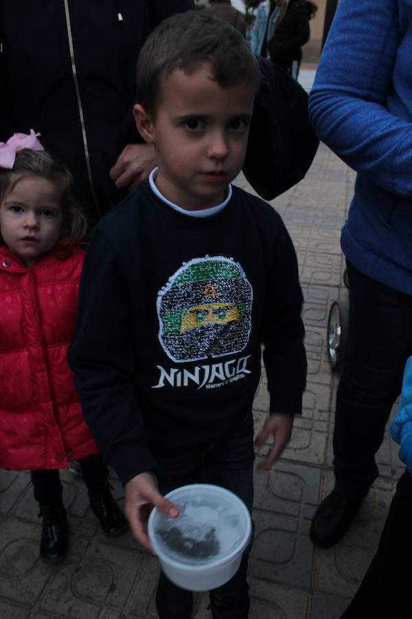 El núcleo urbano de Santa María del Águila vivió este pasado sábado su especial festividad de San Anton, que contó tanto con su parte religiosa como con un espacio para la fiesta, la convivencia y las tradiciones. En esta línea, a las cinco de la tarde arrancó la jornada con la concentración animales y mascotas en el parque municipal. A las seis y media se llevó a cabo su bendición en la puerta de la parroquia de la localidad y posteriormente arrancó el recorrido de la antorcha para acabar con el encendido de la gran hoguera de San Antón en una noche de fiesta y convivencia.