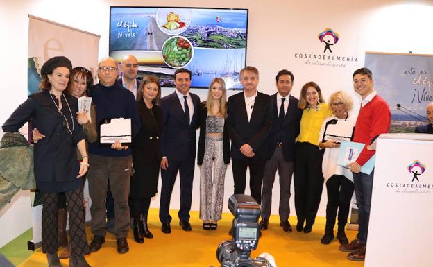 El Ejido entrega en Fitur sus premios al Mérito Turístico a La Cubana y Els Joglars