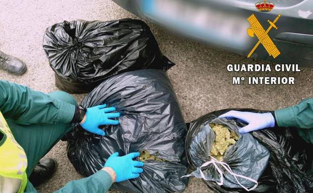 Abandona tres bolsas de 'maría' en plena A-7 por la presencia de la Guardia Civil en un atasco