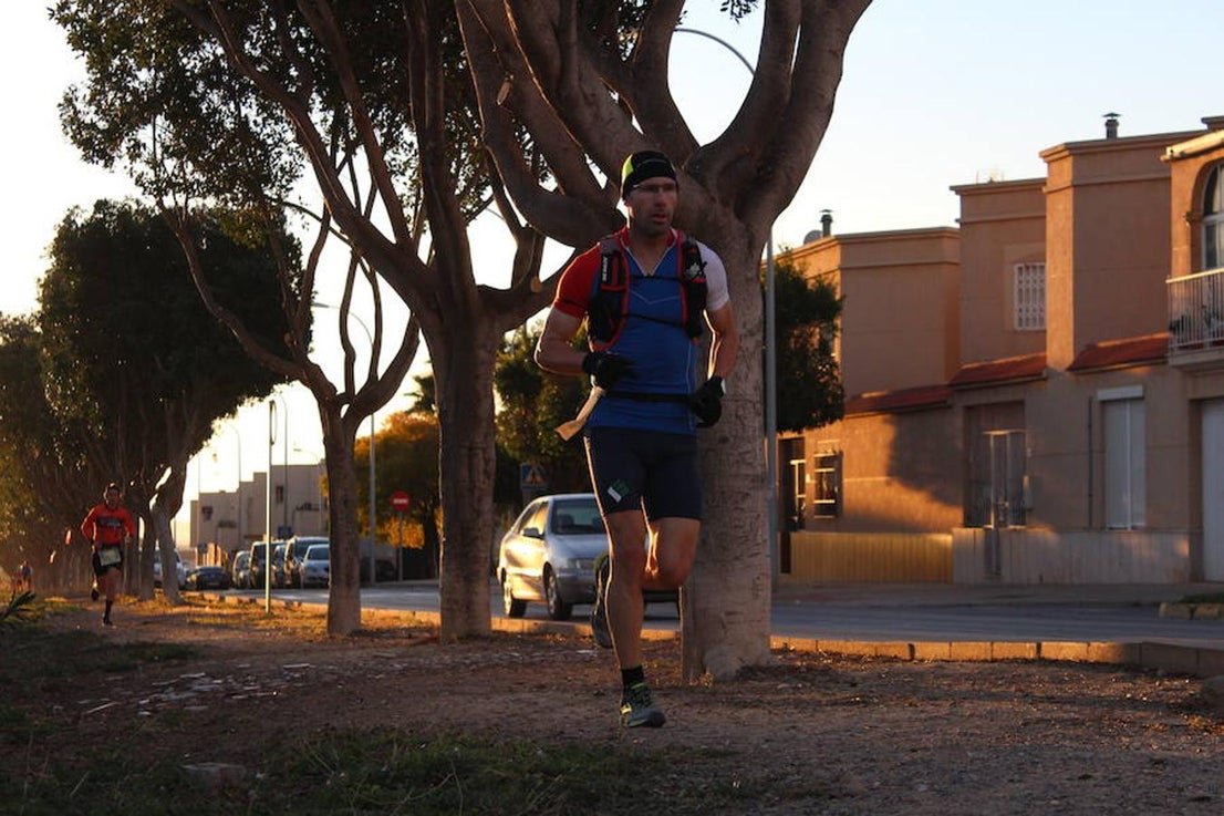 Cerca de 150 deportistas participaron en la jornada de ayer en la primera edición de la Ultra Trail del Mar al Cielo de Poniente, organizada por el Club Deportivo Muebles Mesa, con la colaboración del Instituto Municipal de Deportes (IMD) y la Comunidad Vida Sana. Una aventura y una experiencia única sobre unos paisajes que funden el Mar Mediterráneo y la Sierra de Gádor, donde la originalidad ayudó a que pese a tratarse de una primera edición ya hubiera participantes incluso de fuera de la provincia de Almería.