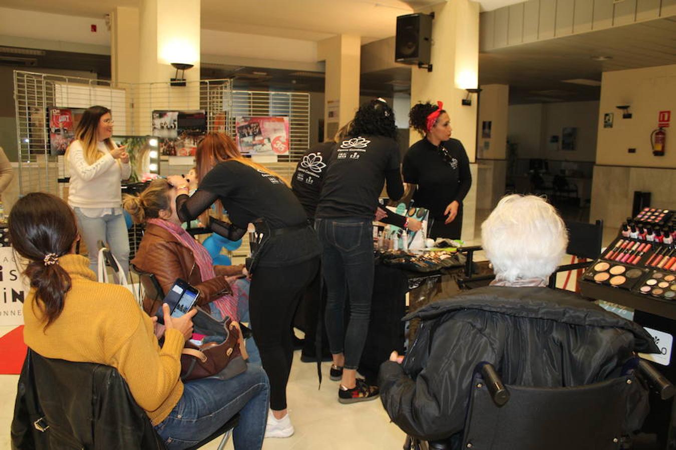 Decenas de personas pasaron a lo largo de la jornada del sábado por la jornada de Belleza Solidaria que tuvo lugar entre la Plaza Mayor y el patio de luces del Ayuntamiento, organizada por la asociación Soy Especial y Qué con la colaboración del Ayuntamiento ejidense, a través del área de Servicios Sociales y Mujer. Una iniciativa que tuvo como objetivo recaudar fondos para que esta entidad sin ánimo de lucro pueda continuar participando en las actividades con animales que desarrolla la empresa Emocionadogs y que sirven como terapia a los usuarios.