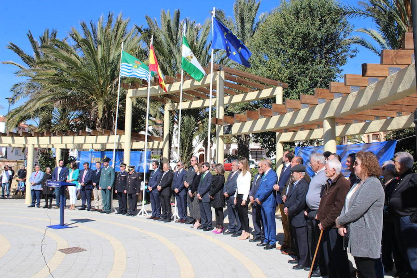 El parque de El Palmeral de Balerma acogió esta mañana la conmemoración del Día de Andalucía en el municipio ejidense como cada año, pero en esta ocasión con un aire muy reivindicativo, dada la situación que padece este núcleo urbano, que ha visto como su costa se degradaba y casi desaparecía y a la que Costas solo da soluciones puntuales, sin resolver el problema de fondo.