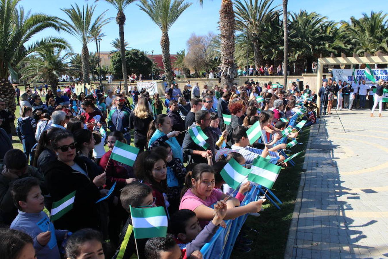 El parque de El Palmeral de Balerma acogió esta mañana la conmemoración del Día de Andalucía en el municipio ejidense como cada año, pero en esta ocasión con un aire muy reivindicativo, dada la situación que padece este núcleo urbano, que ha visto como su costa se degradaba y casi desaparecía y a la que Costas solo da soluciones puntuales, sin resolver el problema de fondo.