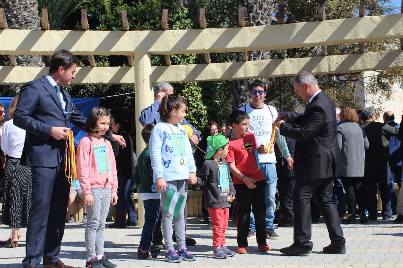 El parque de El Palmeral de Balerma acogió esta mañana la conmemoración del Día de Andalucía en el municipio ejidense como cada año, pero en esta ocasión con un aire muy reivindicativo, dada la situación que padece este núcleo urbano, que ha visto como su costa se degradaba y casi desaparecía y a la que Costas solo da soluciones puntuales, sin resolver el problema de fondo.