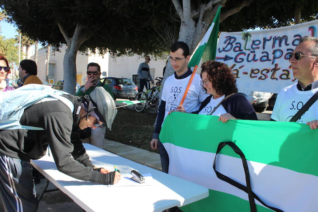 El parque de El Palmeral de Balerma acogió esta mañana la conmemoración del Día de Andalucía en el municipio ejidense como cada año, pero en esta ocasión con un aire muy reivindicativo, dada la situación que padece este núcleo urbano, que ha visto como su costa se degradaba y casi desaparecía y a la que Costas solo da soluciones puntuales, sin resolver el problema de fondo.