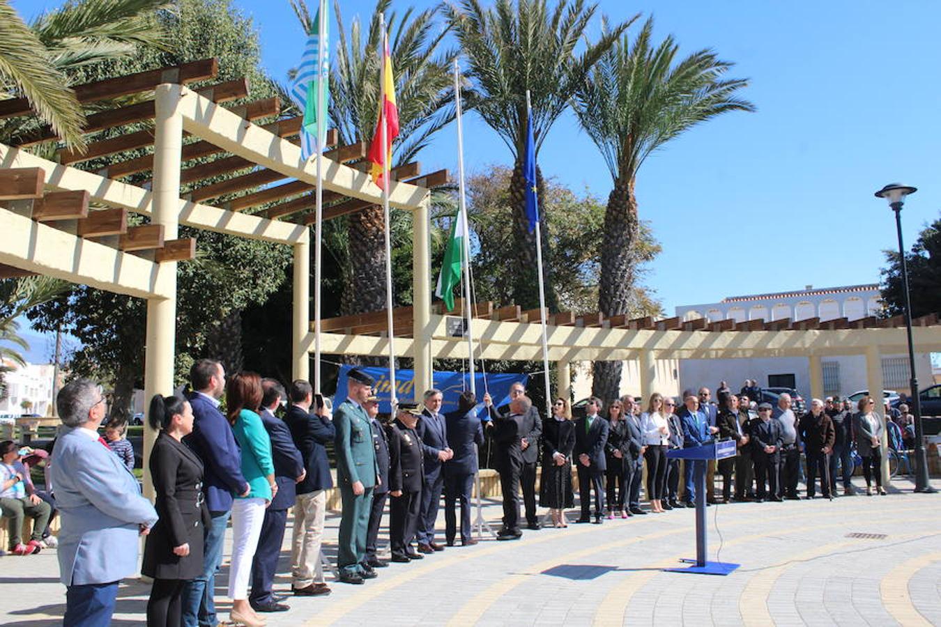 El parque de El Palmeral de Balerma acogió esta mañana la conmemoración del Día de Andalucía en el municipio ejidense como cada año, pero en esta ocasión con un aire muy reivindicativo, dada la situación que padece este núcleo urbano, que ha visto como su costa se degradaba y casi desaparecía y a la que Costas solo da soluciones puntuales, sin resolver el problema de fondo.