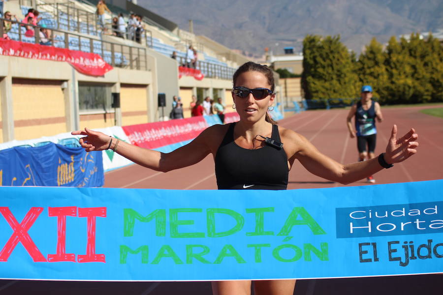 Más de medio millar de runners disfrutaron esta mañana de la XII edición de la Media Maratón de El Ejido Ciudad de las Hortalizas. Una carrera rápida, vistosa y que mantenía el mismo recorrido de ediciones anteriores, con varias subidas que obligaron a los corredores a tener que dosificar y en la que se mejoraron los tiempos de la pasada edición.