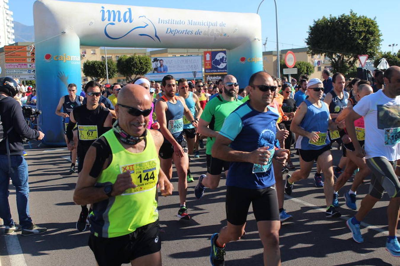 Más de medio millar de runners disfrutaron esta mañana de la XII edición de la Media Maratón de El Ejido Ciudad de las Hortalizas. Una carrera rápida, vistosa y que mantenía el mismo recorrido de ediciones anteriores, con varias subidas que obligaron a los corredores a tener que dosificar y en la que se mejoraron los tiempos de la pasada edición.