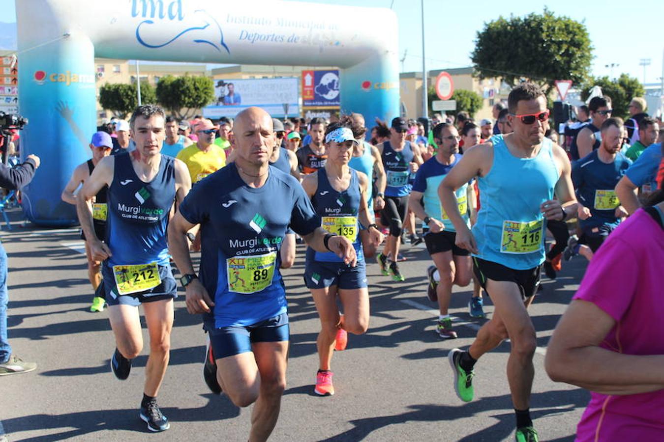 Más de medio millar de runners disfrutaron esta mañana de la XII edición de la Media Maratón de El Ejido Ciudad de las Hortalizas. Una carrera rápida, vistosa y que mantenía el mismo recorrido de ediciones anteriores, con varias subidas que obligaron a los corredores a tener que dosificar y en la que se mejoraron los tiempos de la pasada edición.