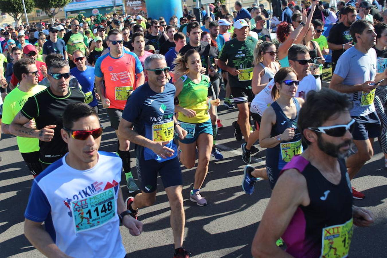 Más de medio millar de runners disfrutaron esta mañana de la XII edición de la Media Maratón de El Ejido Ciudad de las Hortalizas. Una carrera rápida, vistosa y que mantenía el mismo recorrido de ediciones anteriores, con varias subidas que obligaron a los corredores a tener que dosificar y en la que se mejoraron los tiempos de la pasada edición.