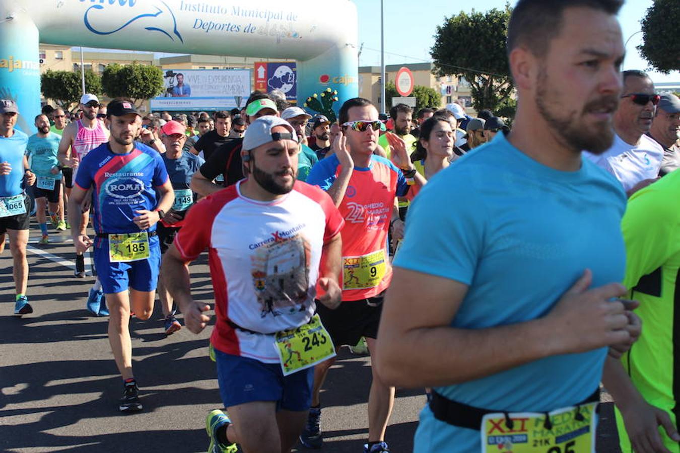 Más de medio millar de runners disfrutaron esta mañana de la XII edición de la Media Maratón de El Ejido Ciudad de las Hortalizas. Una carrera rápida, vistosa y que mantenía el mismo recorrido de ediciones anteriores, con varias subidas que obligaron a los corredores a tener que dosificar y en la que se mejoraron los tiempos de la pasada edición.