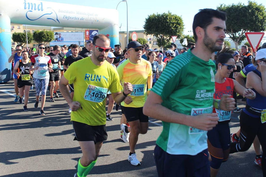 Más de medio millar de runners disfrutaron esta mañana de la XII edición de la Media Maratón de El Ejido Ciudad de las Hortalizas. Una carrera rápida, vistosa y que mantenía el mismo recorrido de ediciones anteriores, con varias subidas que obligaron a los corredores a tener que dosificar y en la que se mejoraron los tiempos de la pasada edición.