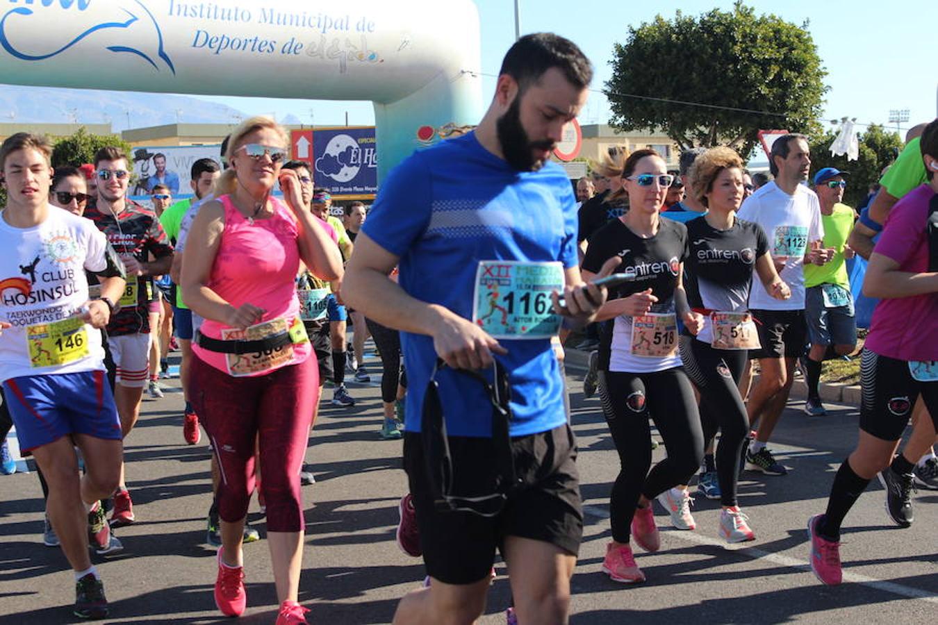 Más de medio millar de runners disfrutaron esta mañana de la XII edición de la Media Maratón de El Ejido Ciudad de las Hortalizas. Una carrera rápida, vistosa y que mantenía el mismo recorrido de ediciones anteriores, con varias subidas que obligaron a los corredores a tener que dosificar y en la que se mejoraron los tiempos de la pasada edición.