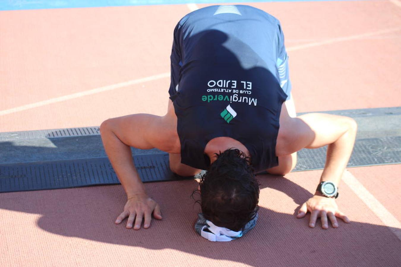 Más de medio millar de runners disfrutaron esta mañana de la XII edición de la Media Maratón de El Ejido Ciudad de las Hortalizas. Una carrera rápida, vistosa y que mantenía el mismo recorrido de ediciones anteriores, con varias subidas que obligaron a los corredores a tener que dosificar y en la que se mejoraron los tiempos de la pasada edición.