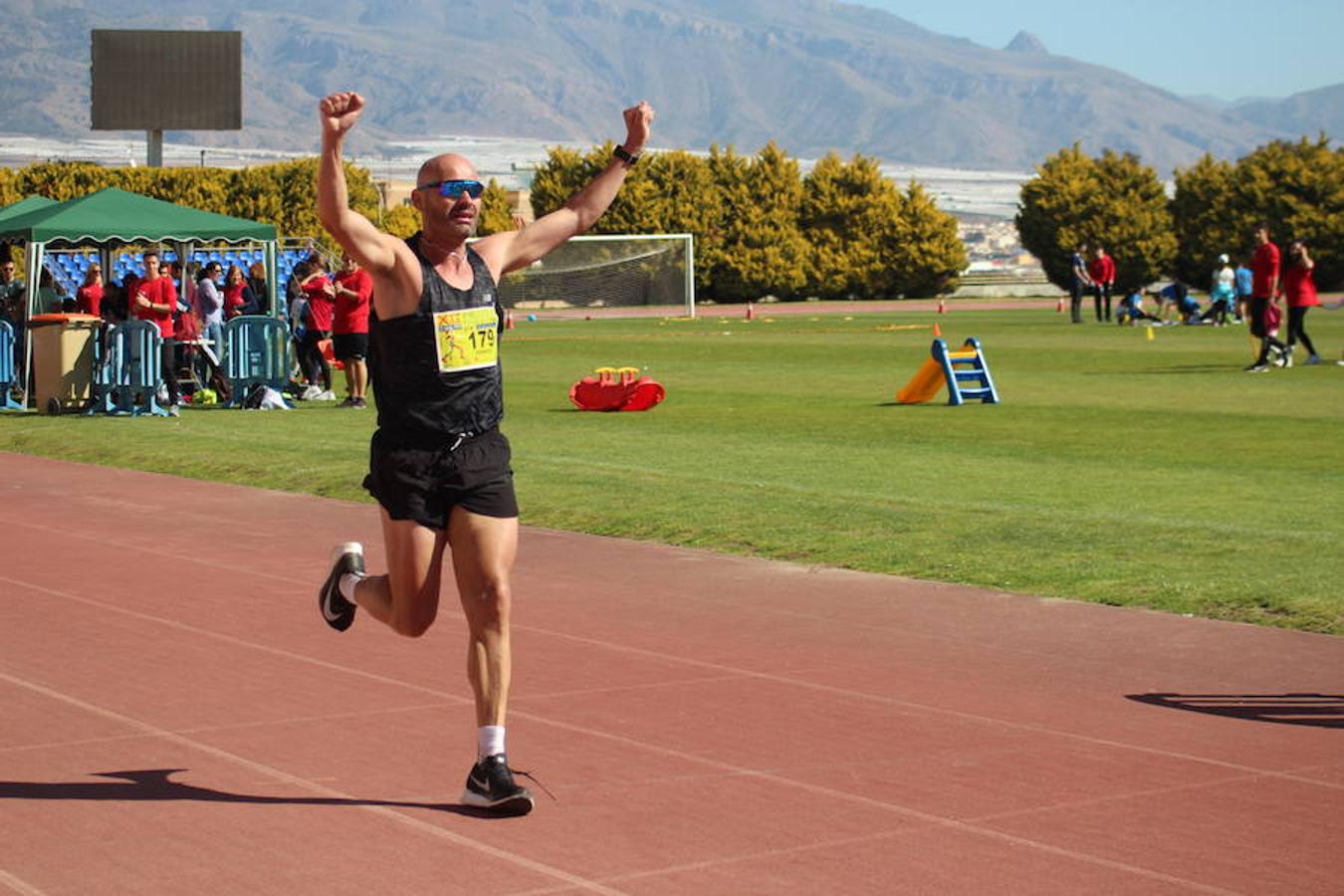 Más de medio millar de runners disfrutaron esta mañana de la XII edición de la Media Maratón de El Ejido Ciudad de las Hortalizas. Una carrera rápida, vistosa y que mantenía el mismo recorrido de ediciones anteriores, con varias subidas que obligaron a los corredores a tener que dosificar y en la que se mejoraron los tiempos de la pasada edición.