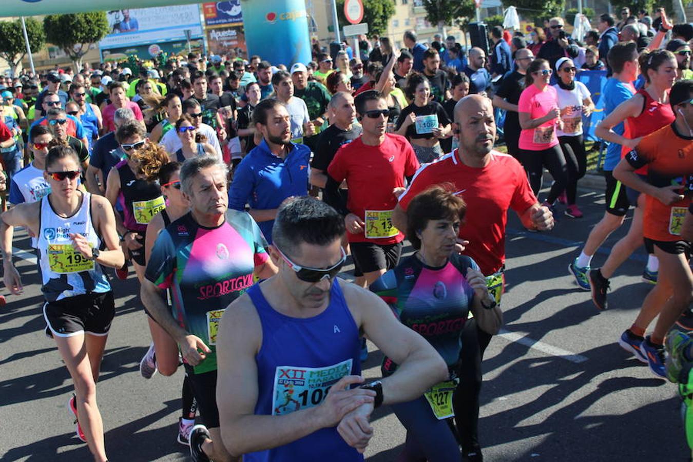 Más de medio millar de runners disfrutaron esta mañana de la XII edición de la Media Maratón de El Ejido Ciudad de las Hortalizas. Una carrera rápida, vistosa y que mantenía el mismo recorrido de ediciones anteriores, con varias subidas que obligaron a los corredores a tener que dosificar y en la que se mejoraron los tiempos de la pasada edición.