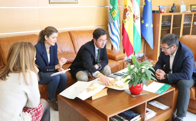 El alcalde traslada la necesidad de nuevos centros de salud al nuevo gerente del Distrito Sanitario Poniente