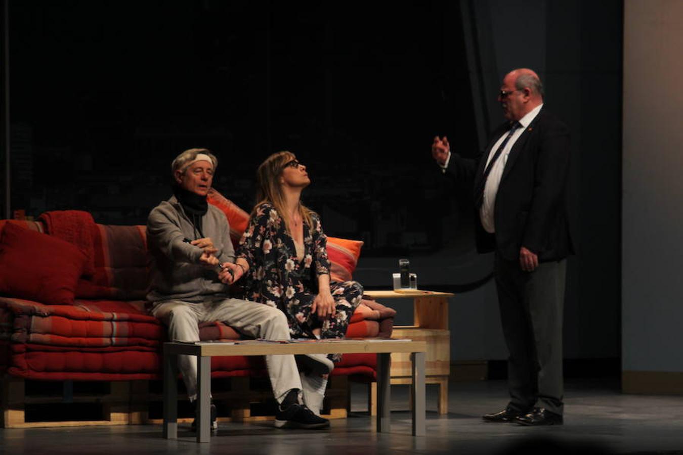 El Teatro Auditorio de El Ejido se inundó de carcajadas anoche con la puesta en escena de la comedia Taxi, protagonizada por Josema Yuste, pero donde cada uno de los actores tuvo una brillante actuación y un protagonismo importante. Los asistentes eran conscientes de que se enfrentaban a 90 minutos de risas y humor, pero el resultado fue incluso mejor de lo que se podían esperar. 