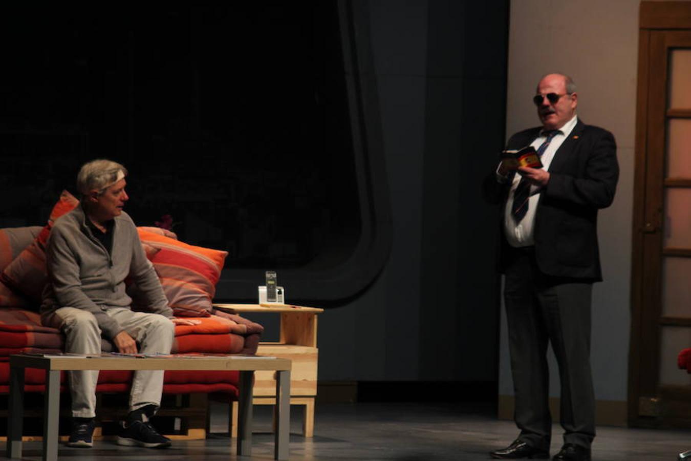 El Teatro Auditorio de El Ejido se inundó de carcajadas anoche con la puesta en escena de la comedia Taxi, protagonizada por Josema Yuste, pero donde cada uno de los actores tuvo una brillante actuación y un protagonismo importante. Los asistentes eran conscientes de que se enfrentaban a 90 minutos de risas y humor, pero el resultado fue incluso mejor de lo que se podían esperar. 