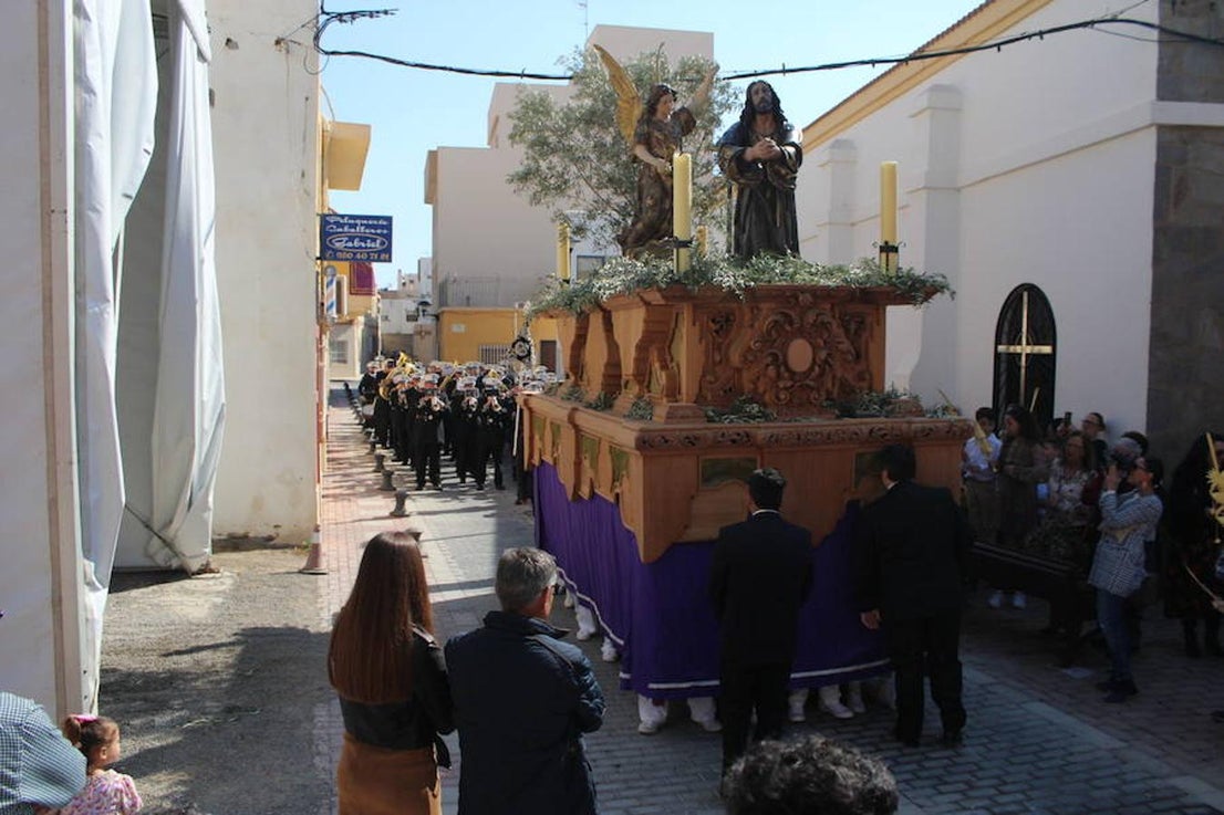 El municipio de El Ejido se despertó ayer oliendo a incienso y con las palmas y los ramos llenando las calles tanto del centro de la localidad como de los núcleos, ya que todas las parroquias celebraron ayer el Domingo de Ramos, desde Matagorda hasta San Agustín, pasando por Pampanico, Santa María del Águila, Las Norias de Daza, La Loma o Santo Domingo. Sin embargo, la primera procesión de esta Semana Santa la protagonizó Balerma, donde la Cofradía de Nuestro Padre Jesús Nazareno y Nuestra Señora de los Dolore procesionó la imagen de Nuestro Padre Jesús de la Oración del Huerto.