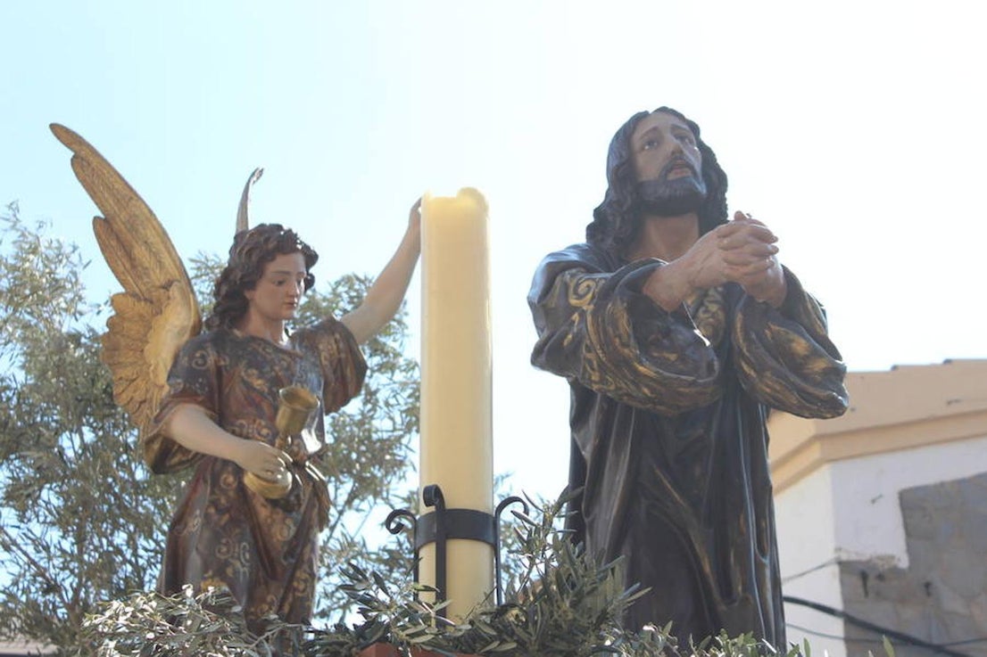 El municipio de El Ejido se despertó ayer oliendo a incienso y con las palmas y los ramos llenando las calles tanto del centro de la localidad como de los núcleos, ya que todas las parroquias celebraron ayer el Domingo de Ramos, desde Matagorda hasta San Agustín, pasando por Pampanico, Santa María del Águila, Las Norias de Daza, La Loma o Santo Domingo. Sin embargo, la primera procesión de esta Semana Santa la protagonizó Balerma, donde la Cofradía de Nuestro Padre Jesús Nazareno y Nuestra Señora de los Dolore procesionó la imagen de Nuestro Padre Jesús de la Oración del Huerto.