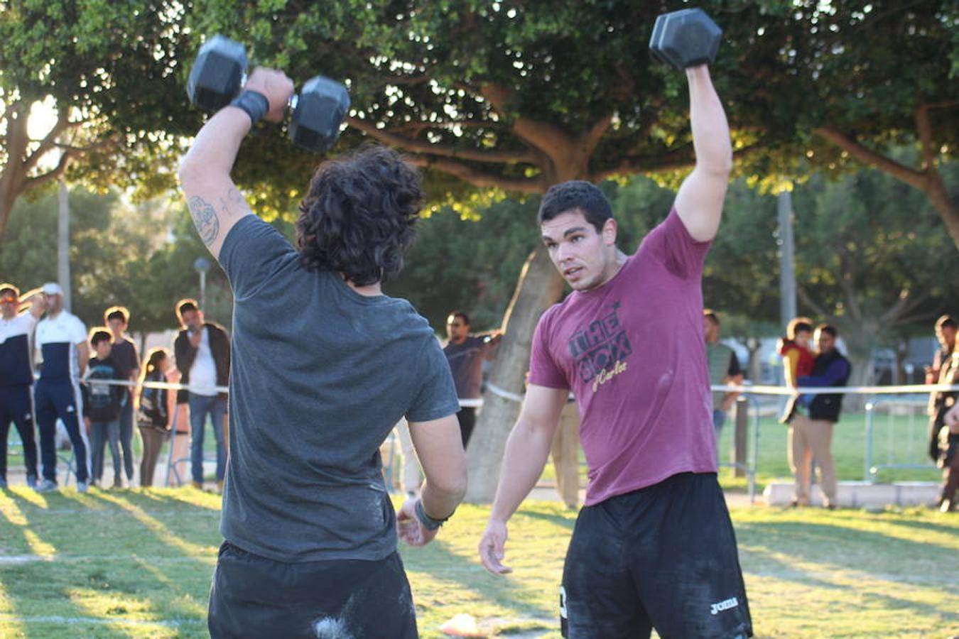 Tarde de gran ambiente la vivida el pasado sábado en el Parque Municipal de El EJido con la celebración de la segunda edición del campeonato de Crossfit El Ejido Challenge. Más de cuatro horas de intensa competición que contó con la participación de 54 equiposy 216 deportistas, que demostraron la espectacularidad de este deporte.