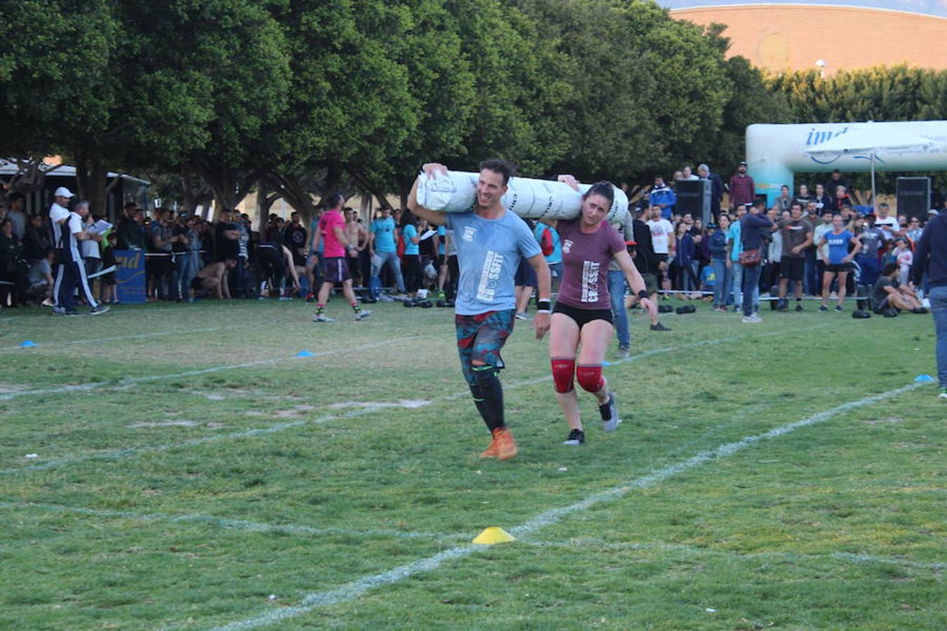 Tarde de gran ambiente la vivida el pasado sábado en el Parque Municipal de El EJido con la celebración de la segunda edición del campeonato de Crossfit El Ejido Challenge. Más de cuatro horas de intensa competición que contó con la participación de 54 equiposy 216 deportistas, que demostraron la espectacularidad de este deporte.