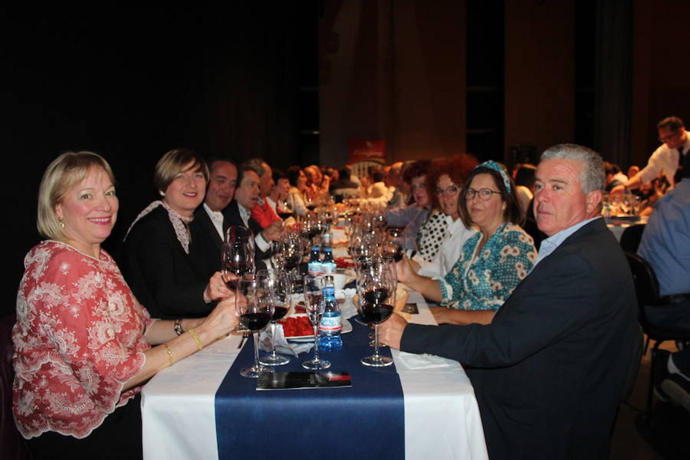 Los ejidenses tenían ganas ya de que llegaran sus fiestas deSan Marcos y así lo demostraron acudiendo al recinto ferial en el día de su inauguración, llenando el aforo de la cata de vinos y disfrutando del I Festival de Flamenco. Hoy el ferial volverá a abrir a las 18 horas. 