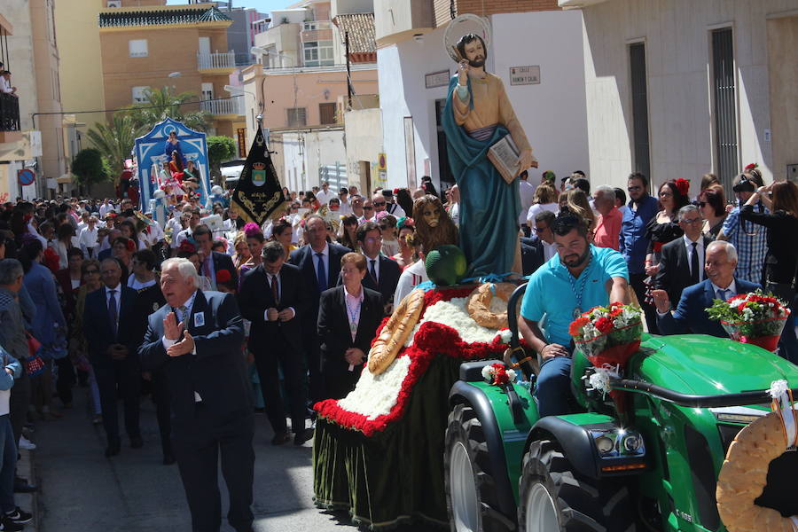 El Ejido se despertó ayer con un cielo raso, soleado, con una temperatura alta, que bien podía pasar por día veraniego, para saludar a San Marcos en su día grande, el día en que procesionó por las calles del municipio, en uno de los eventos que mayor número de asistentes registra a lo largo del año. 